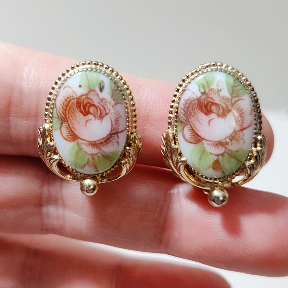 Vintage Whiting & Davis Floral Painted Porcelain Cameo Clip on Earrings - Picture 9 of 14